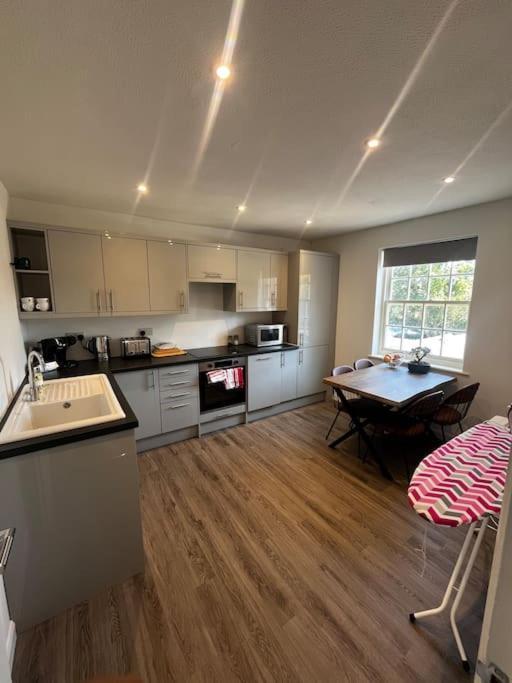 Lento Apartment Winchester Bagian luar foto
